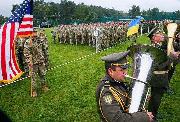 Военнослужащие США и Украины на церемонии открытия военных учений RAPID TRIDENT-2021 под Яворовом во Львовской области, 20 сентября 2021 года