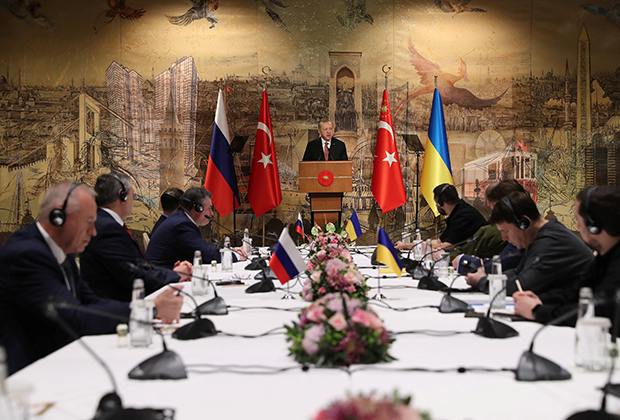 Президент Турции Реджеп Тайип Эрдоган обращается к российской и украинской делегациям перед переговорами в Стамбуле, Турция, 29 марта 2022 года