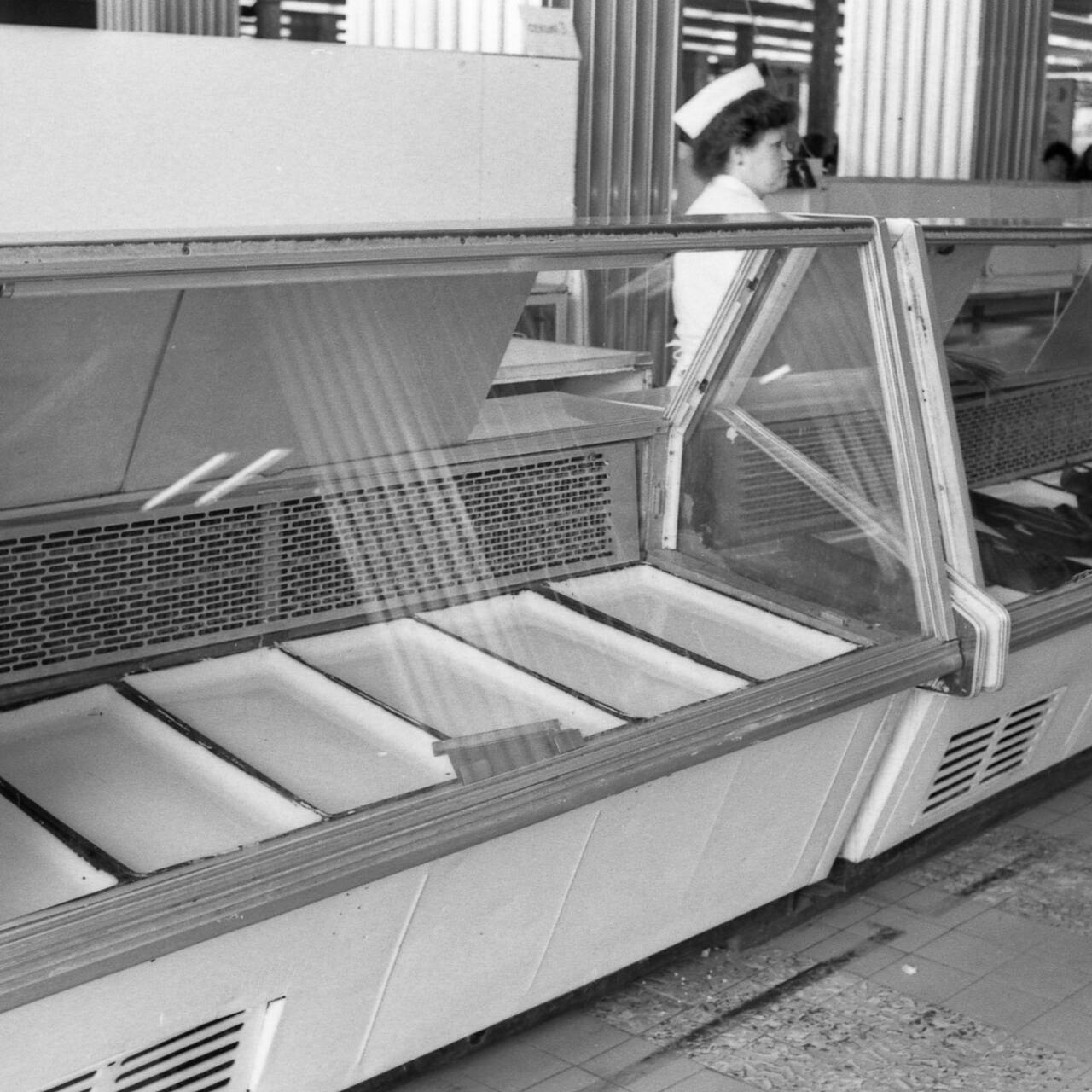 Из под прилавка. Пустые полки в магазинах СССР. Полки магазинов в СССР 1991. Прилавки СССР перестройка. Прилавки советских магазинов.