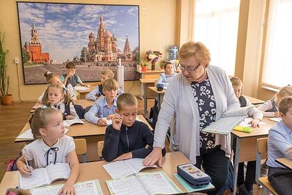 В школах еще одного российского региона занятия будут начинать с подъема флага