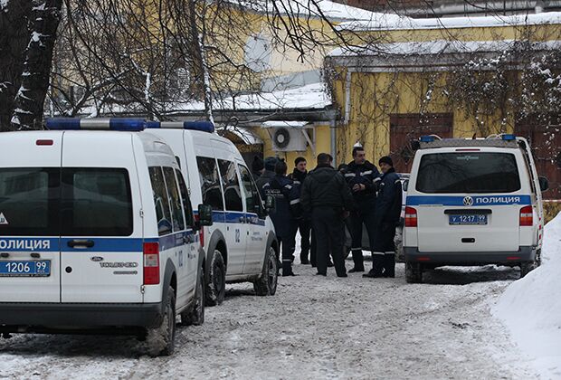 Полицейские машины рядом с местом покушения на вора в законе Аслана Усояна (Дед Хасан). 16 января 2013 года