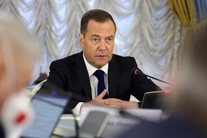 Медведев объяснил угрозы расширения НАТО у российских границ