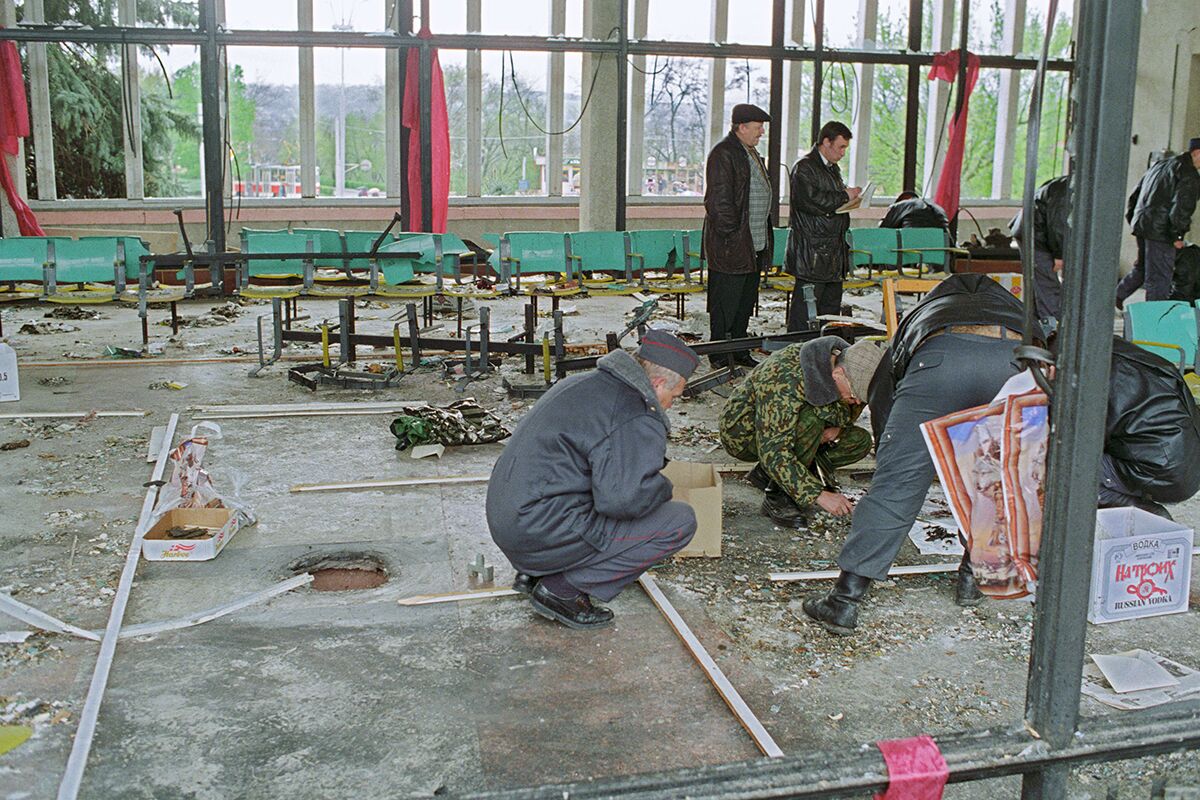 Следователи осматривают вокзал Пятигорска после теракта