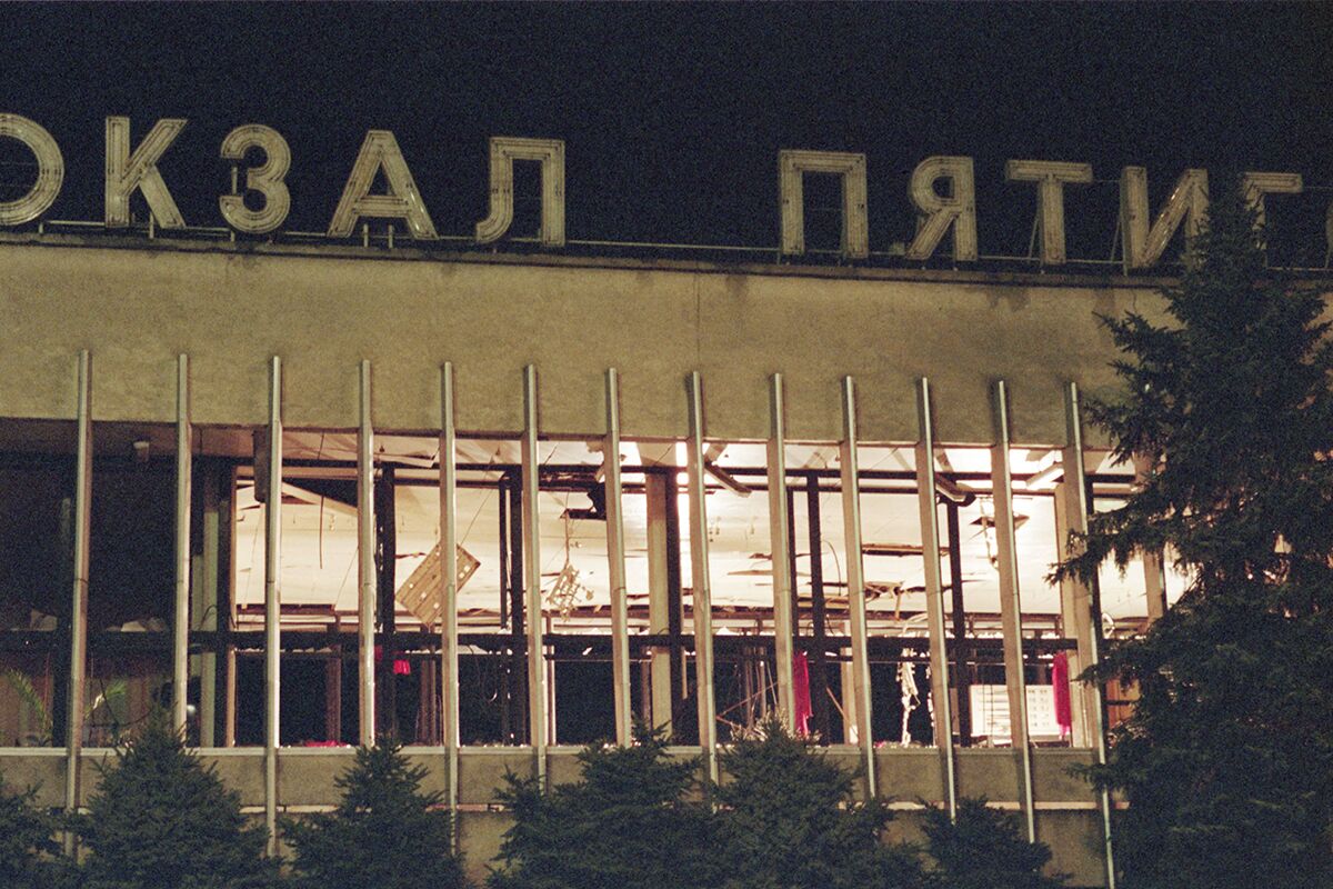 Здание вокзала Пятигорска со следами теракта