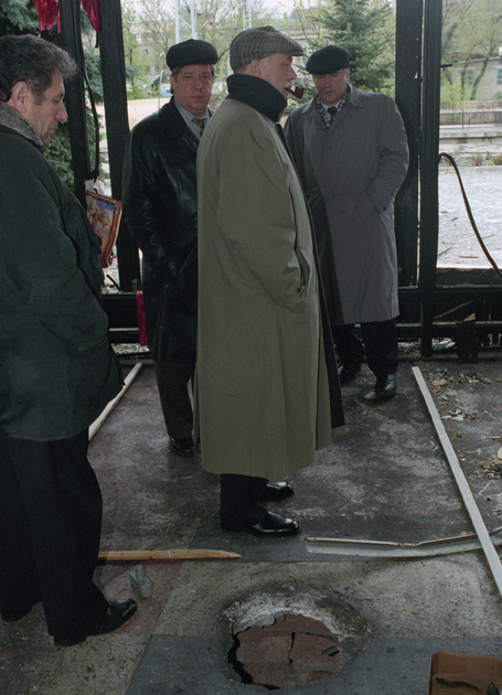 Депутат Госдумы и кинорежиссер Станислав Говорухин (в центре) осматривает вокзал Пятигорска после теракта