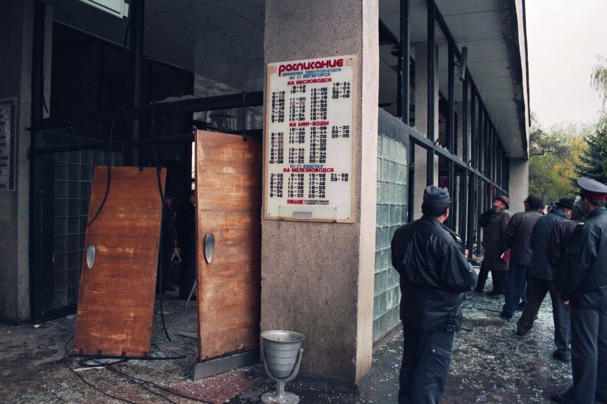 Вход в зал ожидания вокзала Пятигорска, поврежденный при взрыве СВУ