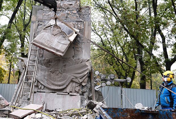 Демонтаж советского памятника