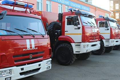 В Челябинске пожарные спасли девушку от падения с четвертого этажа