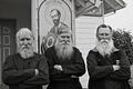 Русские старообрядцы-эмигранты перед своей церковью в Вудберне, штат Орегон (США). Вторая половина XX века