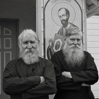 Русские старообрядцы-эмигранты перед своей церковью в Вудберне, штат Орегон (США). Вторая половина XX века