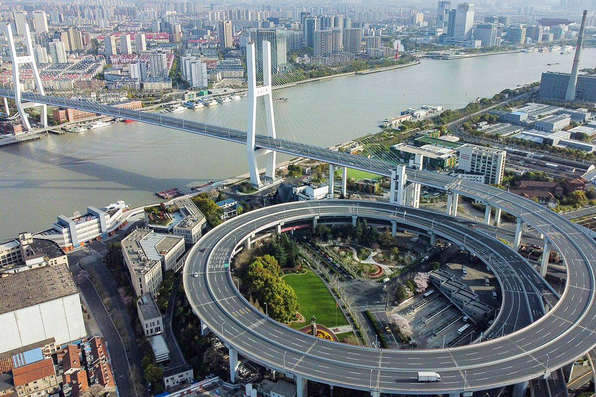 Опустевший автомобильный мост через реку Хуанпу в Шанхае