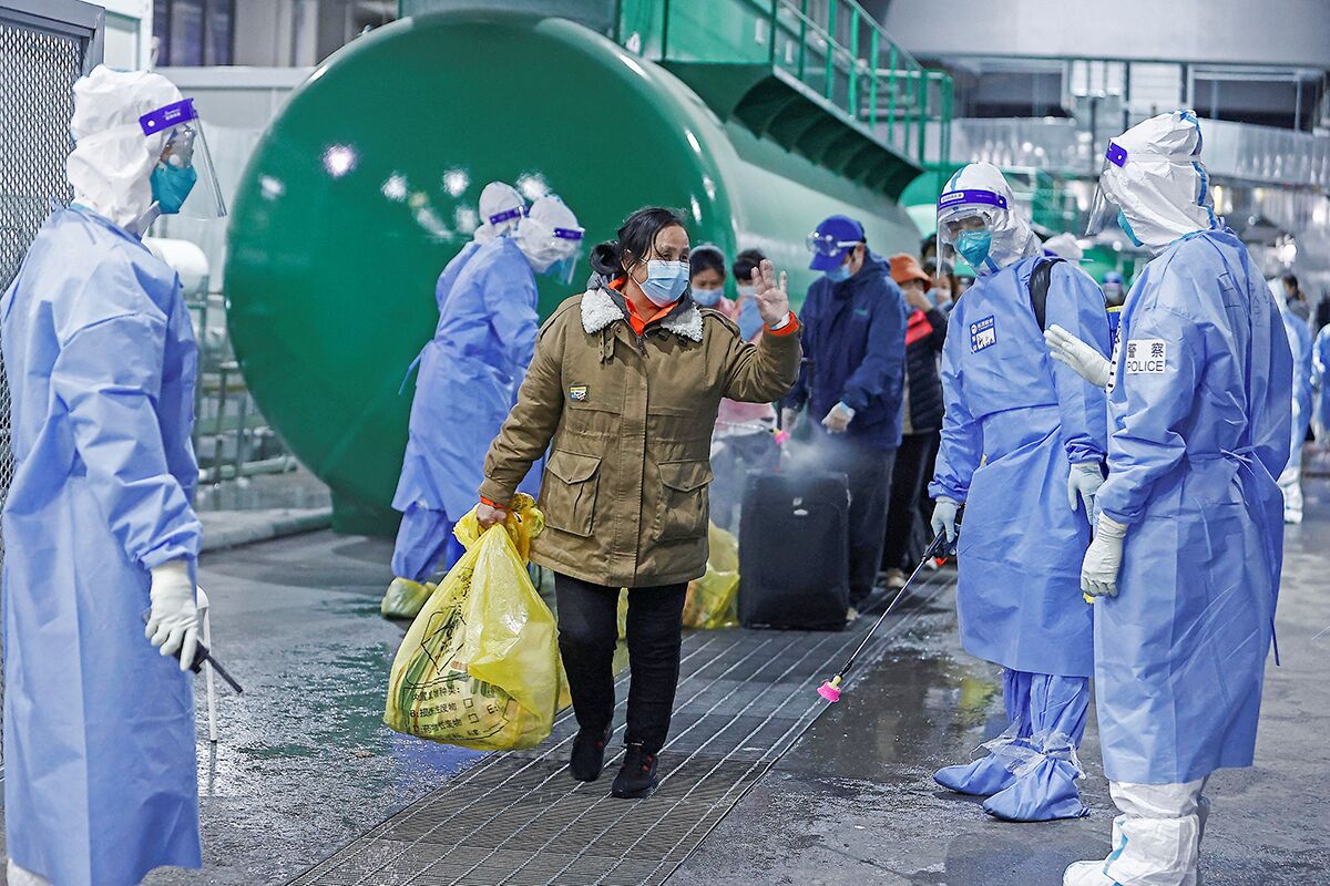 Выписанные пациенты покидают временный госпиталь в Шанхае