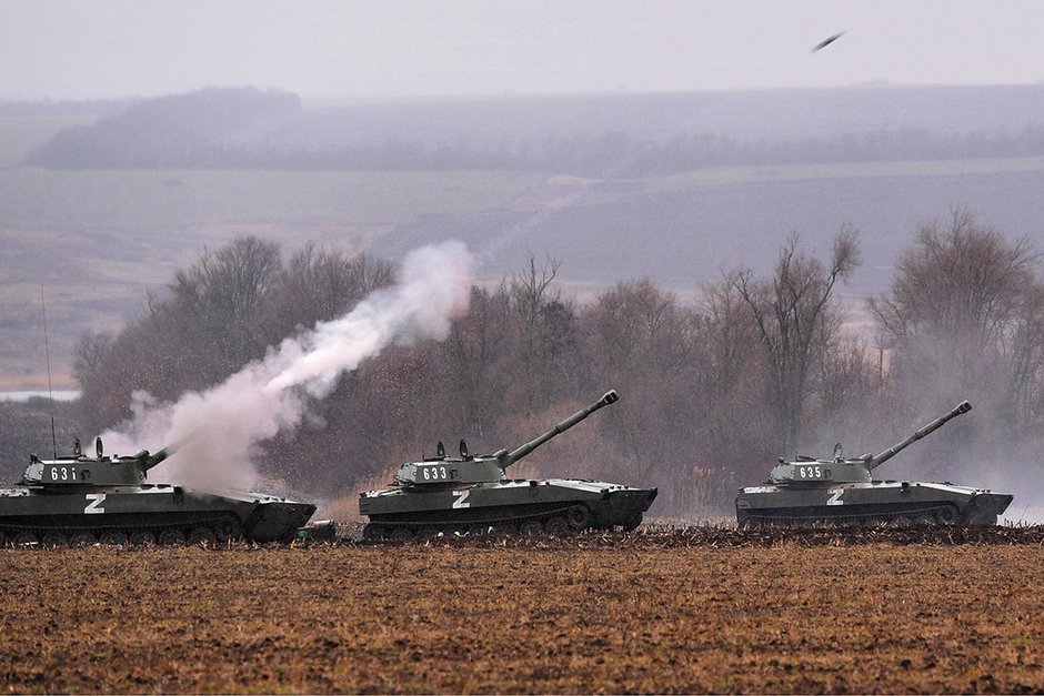 Самоходные артиллерийские установки армии ДНР в полях неподалеку от села Бугас