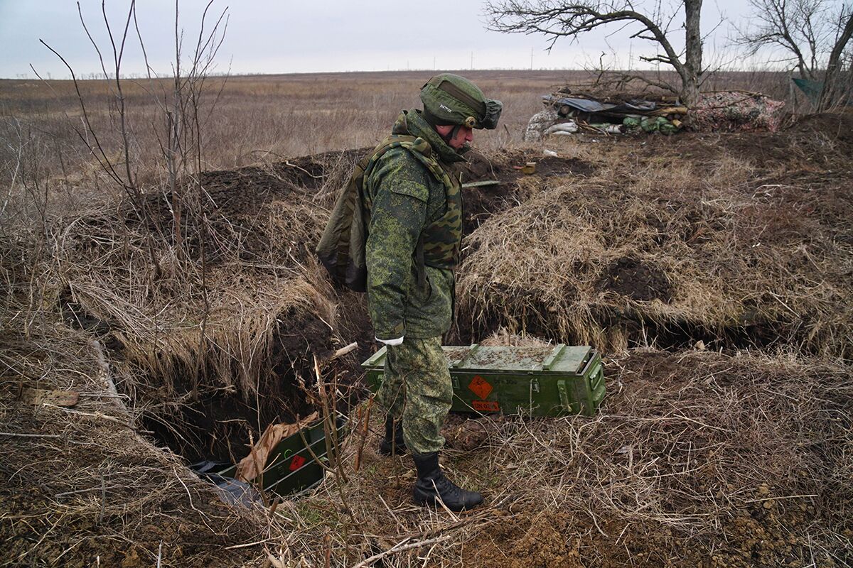 Военнослужащий НМ ДНР осматривает брошенные украинской армией противотанковые комплексы