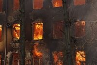 Сильнейший пожар вспыхнул в военном НИИ в Твери. Погибли 6 человек. Под завалами горящего здания могут быть люди