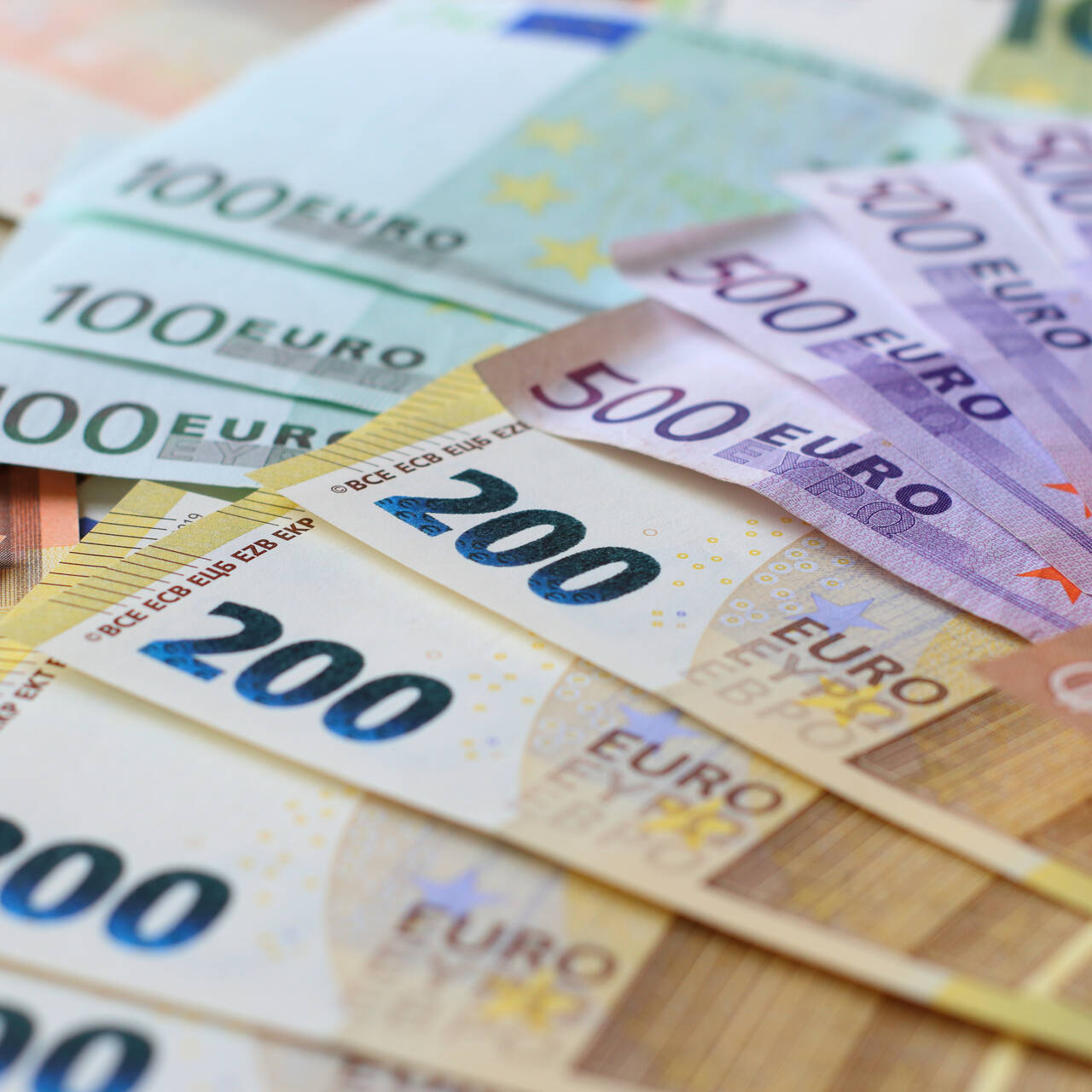 European paper. Евро в рубли. Евро по 80. 17.99 Евро в рублях. 11 Евро в рублях.