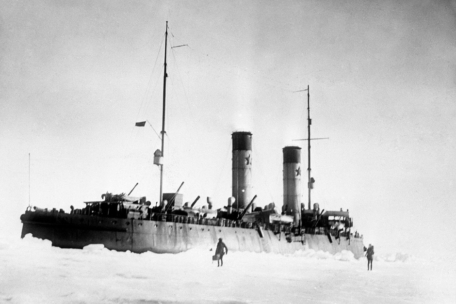 Советский ледокол «Красин» во льдах Арктики во время международной операции по спасению экспедиции Умберто Нобиле после катастрофы дирижабля