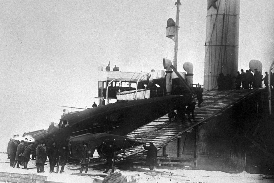 Спуск самолета летчика Бориса Чухновского на лед с палубы советского ледокола «Красин», участвовавшего в спасении экспедиции Умберто Нобиле