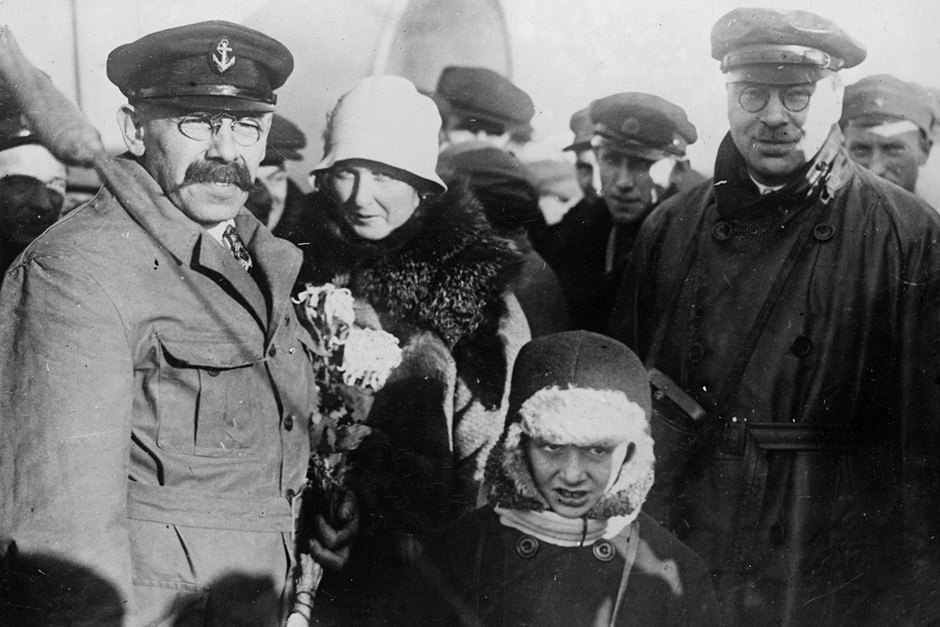 Октябрь 1928 года. Профессор Самойлович в Ленинграде с женой и ребенком после руководства экспедицией