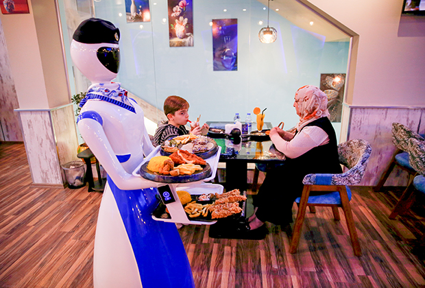 Такой робот-доставщик станет привычным гостем в доме уже через десяток лет. Фото: Khalid al-Mousily / Reuters