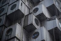Башню сносит. В Японии уничтожат уникальное здание из 1970-х с капсульными квартирами. Кому оно помешало?