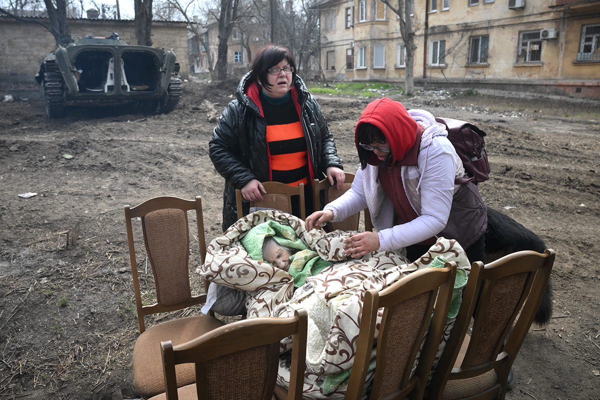 Людей пытались хоронить за гаражами» Жители Мариуполя — о гуманитарной  катастрофе и пережитой трагедии: Украина: Бывший СССР: Lenta.ru