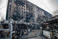 «Людей пытались хоронить за гаражами» Жители Мариуполя — о гуманитарной катастрофе и пережитой трагедии