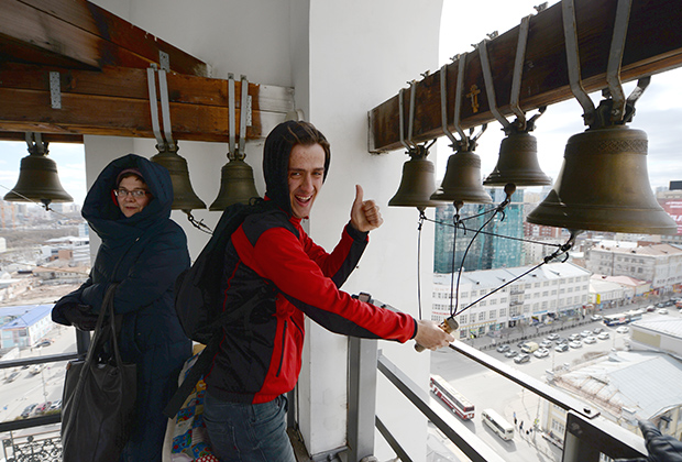 На колокольне храма «Большой Златоуст» в Екатеринбурге. Фото: Павел Лисицын / РИА Новости