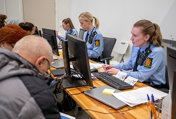 Украинские беженцы регистрируются в норвежской полиции в Национальном центре приема беженцев