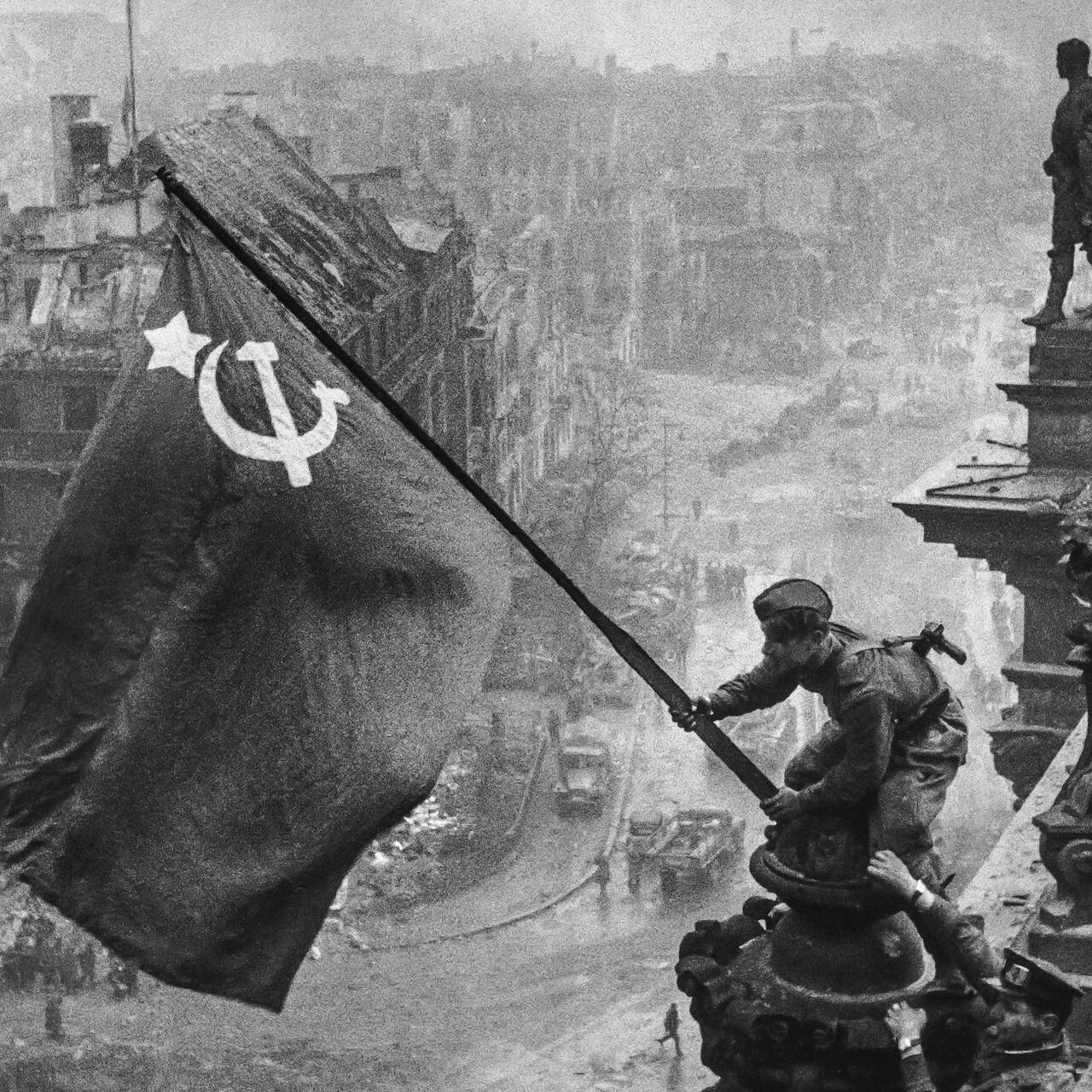 Знамя Победы над Рейхстагом в Берлине