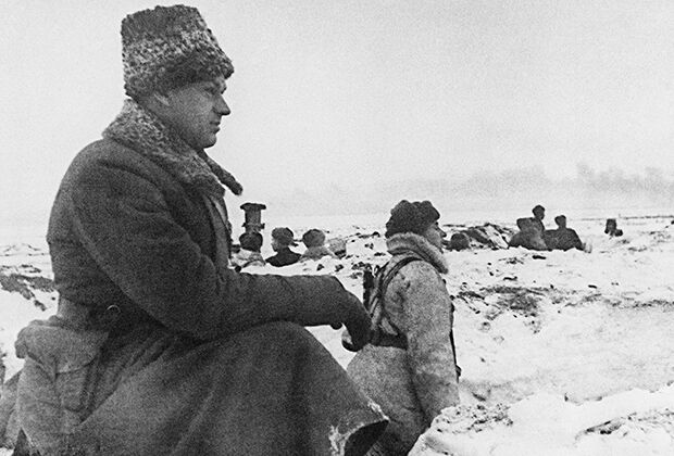 Командующий войсками Донского фронта генерал Константин Рокоссовский на наблюдательном пункте под Сталинградом
