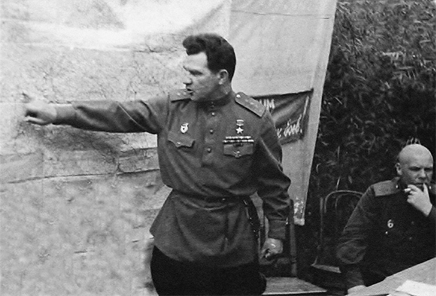 Командующий 8-й гвардейской армией генерал Василий Чуйков у оперативной карты