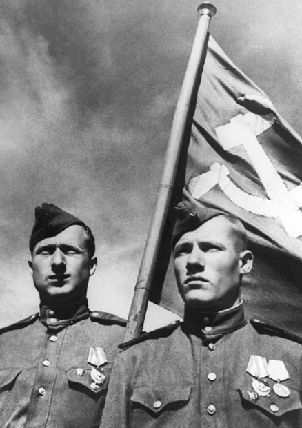 Мелитон Кантария и Михаил Егоров, водрузившие знамя Победы над рейхстагом