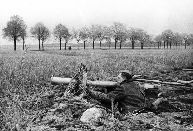 Ополченец фольксштурма, вооруженный гранатометом Panzerschreck, в окопе под Берлином в районе коммуны Шульцендорф