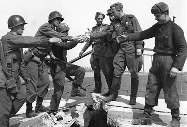 Встреча на Эльбе. Рукопожатия советских солдат из 58-й гвардейской стрелковой дивизии и американских солдат 69-й пехотной дивизии
