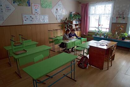 В российской школе детей из бедных семей заставили мыть обувь перед входом