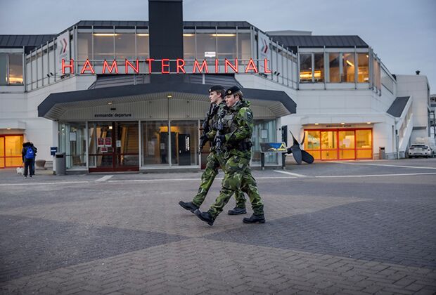 Солдаты готландского полка патрулируют гавань Висбю, Швеция 