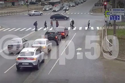 Иномарка сбила россиян на зебре, столкнулась с тремя машинами и попала на видео
