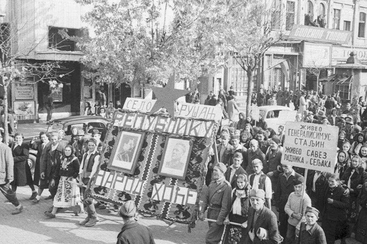 Колонна демонстрантов в Белграде 20 октября 1945 года