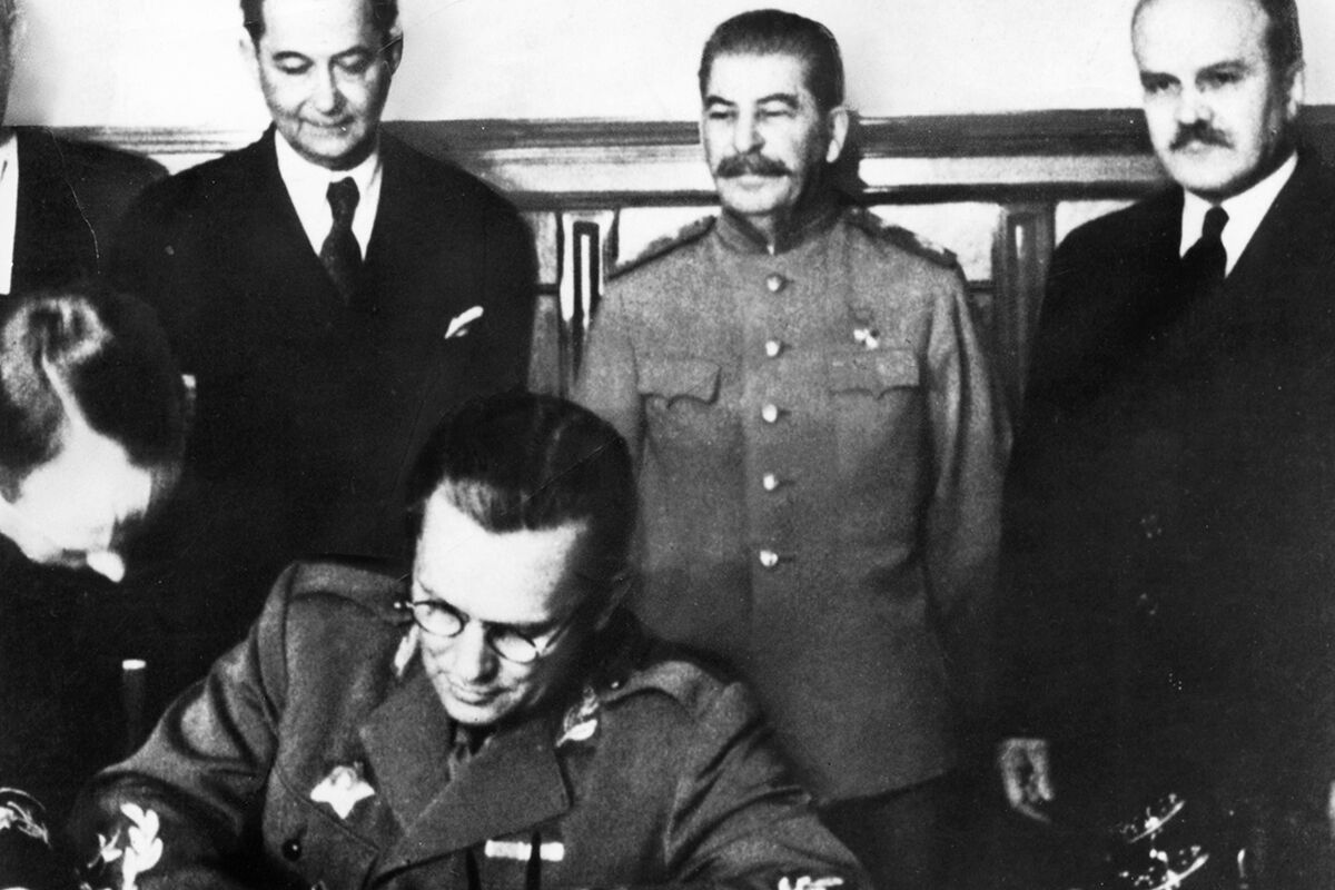 Иосиф Сталин, Вячеслав Молотов и Иосип Броз Тито во время подписания Договора о дружбе, взаимной помощи и послевоенном сотрудничестве 11 апреля 1945 года 