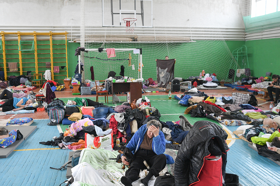 Беженцы в пункте временного размещения беженцев в юношеской спортивной школе в Старобельске