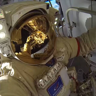 Российские космонавты вышли в открытый космос ради европейского манипулятора