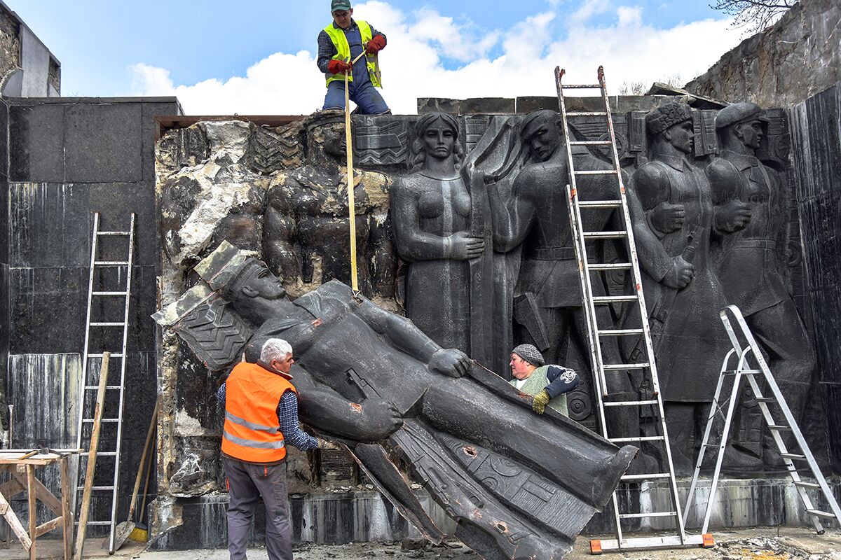Рабочие демонтируют барельеф на Монументе воинской славы по решению местных властей, Львов, 23 апреля 2021 года