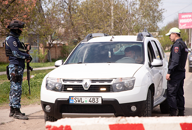 Сотрудники правоохранительных органов проверяют автомобиль на блокпосту на окраине Тирасполя, 27 апреля 2022 года