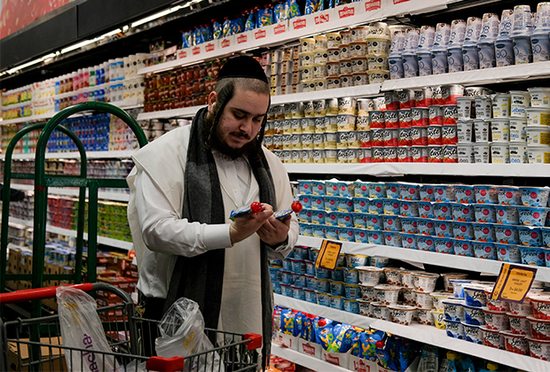 Мужчина закупает продукты в кошерном магазине, Нью-Йорк, апрель 2022 года 