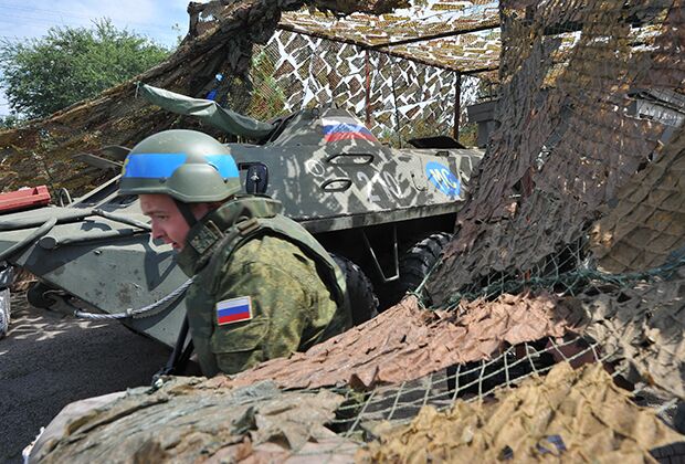 Российский миротворец на блокпосту, расположенном на въезде в город Бендеры