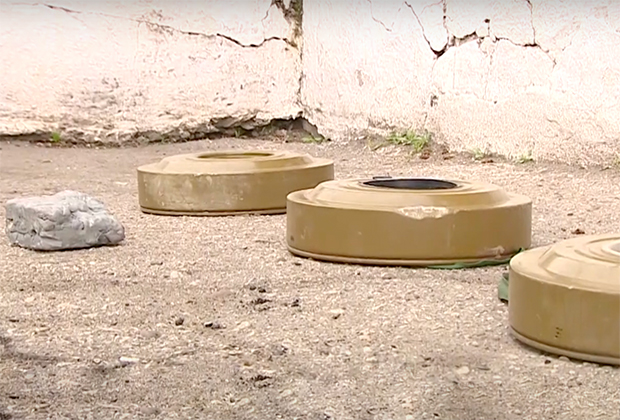 Противотанковые мины, которые правоохранители нашли на территории телерадиоцентра в поселке Маяк. Кадр: ТСВ / YouTube