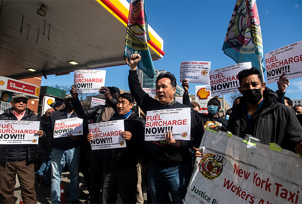 Акция протеста таксистов, требующих надбавок из-за возросших расходов после подорожания бензина, Нью-Йорк, март 2022 года