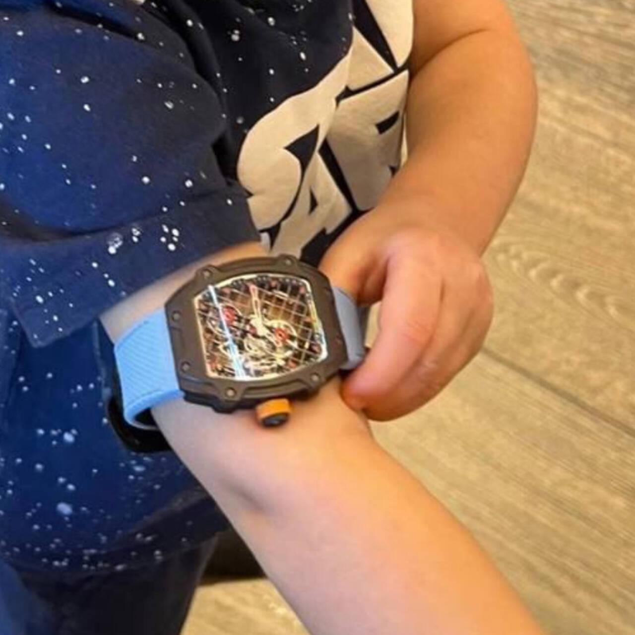 Дарить часы сыну. Часы Тимати за 100 млн рублей. Наручные часы от 1000000 долларов. Часы за 1000000 рублей. Тимати подарил сыну часы за.