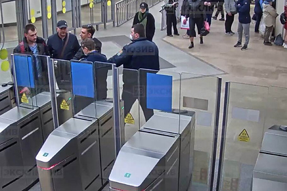 Хитрый трюк россиянина спас пассажиров метро от мужчины с ножом и попал на видео